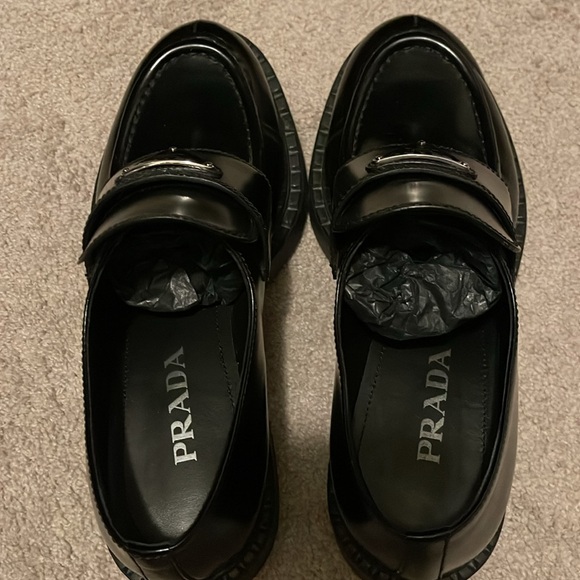 EXCELLENT condition Prada loafer in black. Hardly worn. - Picture 5 of 7